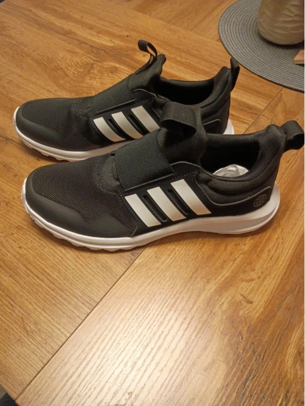 Adidas Tennis shoes 7M-9Ws